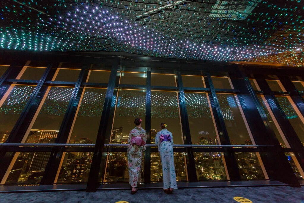 東京タワー「天の川イルミネーション」上空150mの夜景に溶け込む幻想的な星空｜写真1