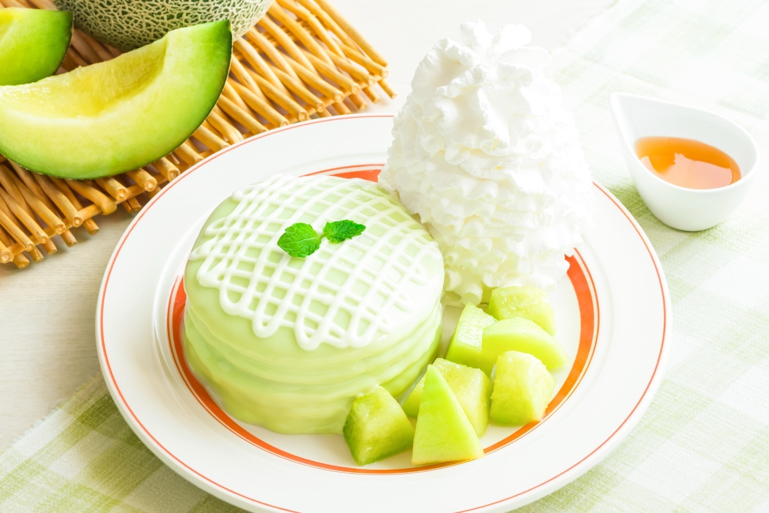 エッグスンシングス”まるでメロン”「メロン＆カスタードパンケーキ」とろっと溢れる濃厚カスタード