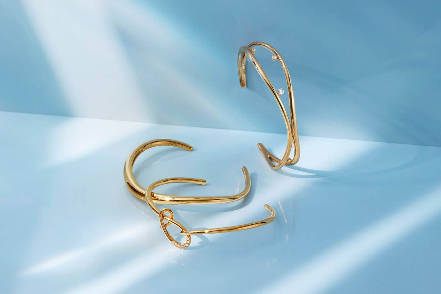 4℃“水”モチーフの22年夏新作ジュエリー、ホワイトトパーズ煌めくゴールドのバングルなど