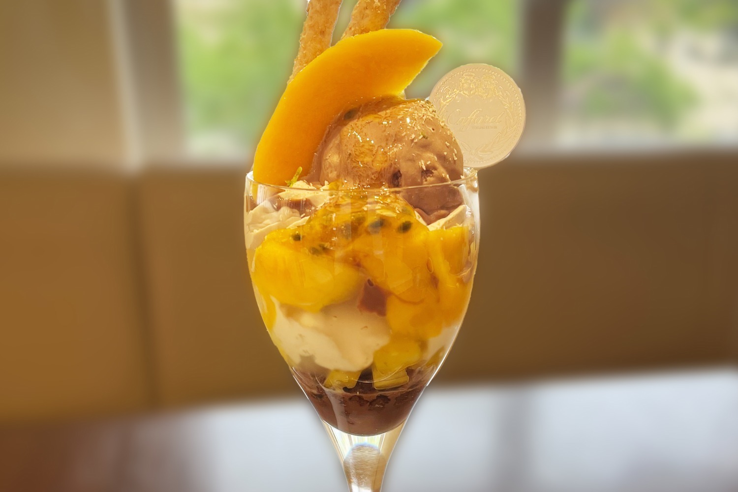 パルフェ｜カファレルの“二度おいしい”夏限定チョコパフェ、マンゴーなど旬フルーツ入り