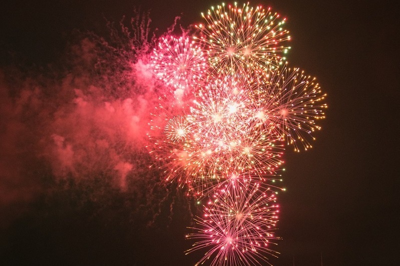 チャリティ｜「2022 神宮外苑花火大会」3年ぶり開催、花火12,000発×コンサートの都市型花火大会