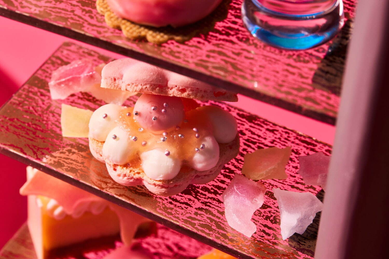 ザ・サウザンド キョウトで桃尽くしのマーメイドアフタヌーンティー、髪飾りのムースやきらめく琥珀糖｜写真5