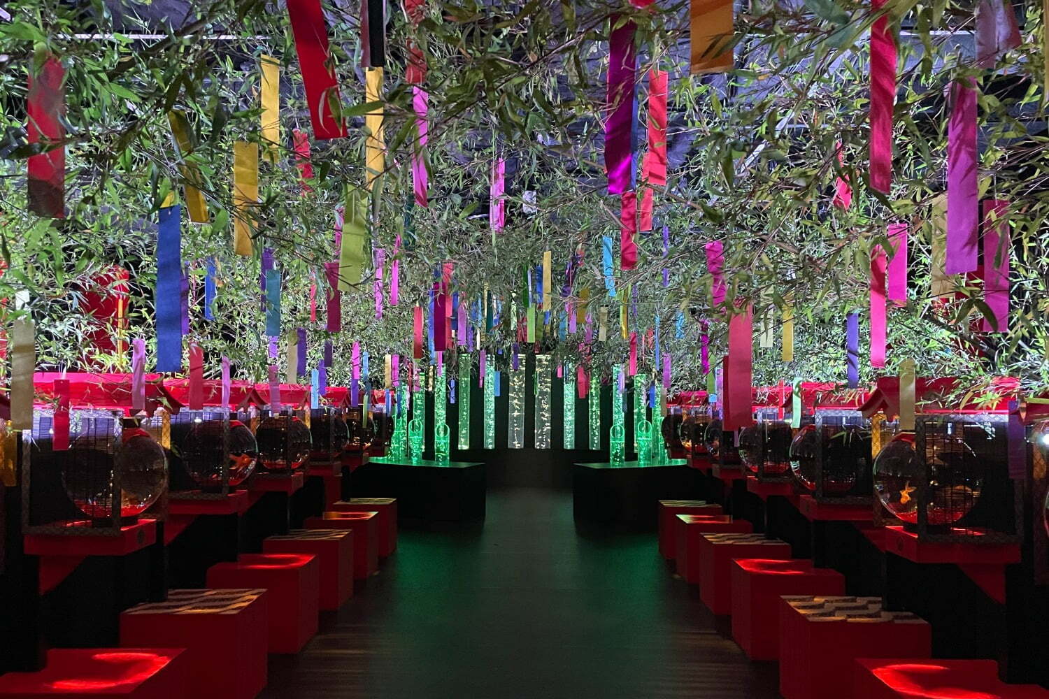 金魚アートの「アートアクアリウム美術館 GINZA」“笹＆短冊”の七夕ライティング＆イベント