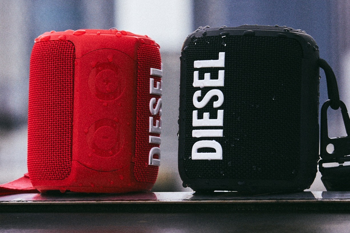ディーゼル“ロゴ”入りワイヤレススピーカー、ストラップ付き＆防水仕様でアウトドアシーンにも