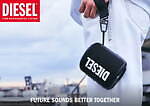 ディーゼル“ロゴ”入りワイヤレススピーカー、ストラップ付き＆防水仕様でアウトドアシーンにも｜写真4