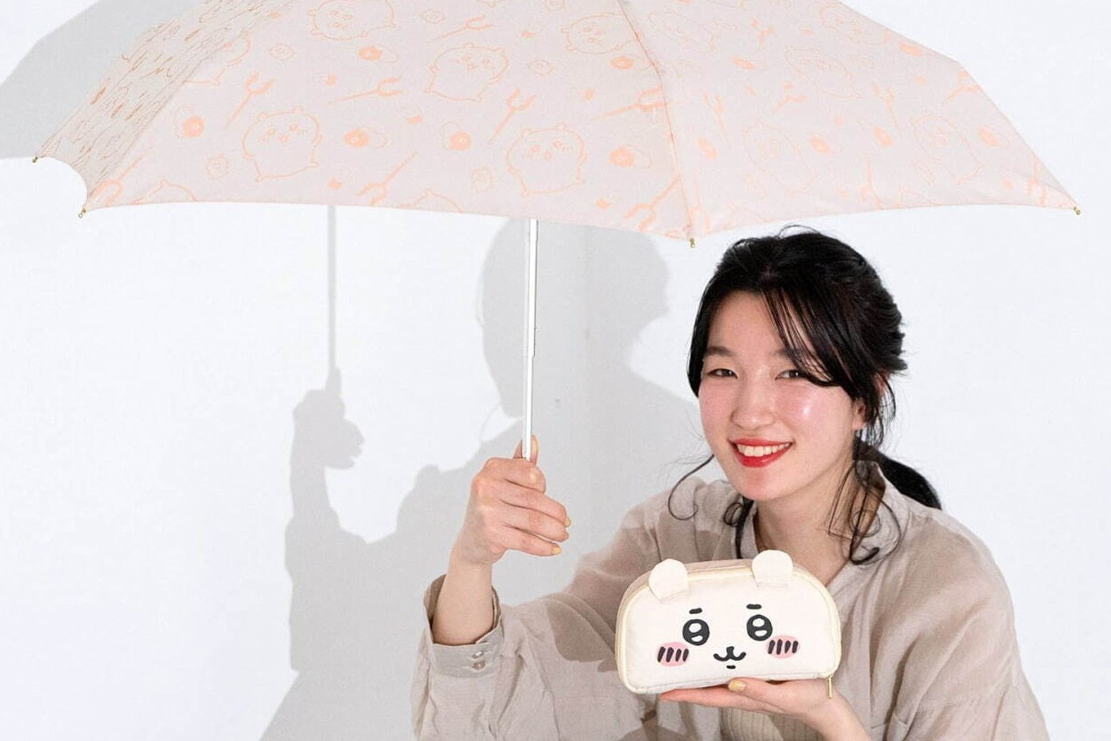 Wpc.「ちいかわ」コラボの折りたたみ雨傘、“ちいかわ＆ハチワレ”のフェイスポーチ付き - ファッションプレス
