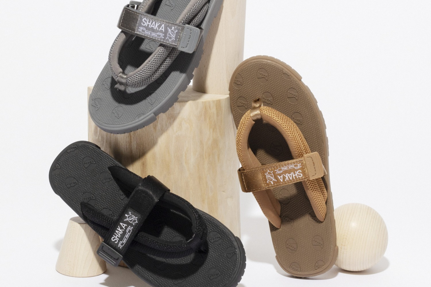 シャカ“草履”のような和風スポーツサンダル、ダブルメッシュの鼻緒×ナイロンストラップで
