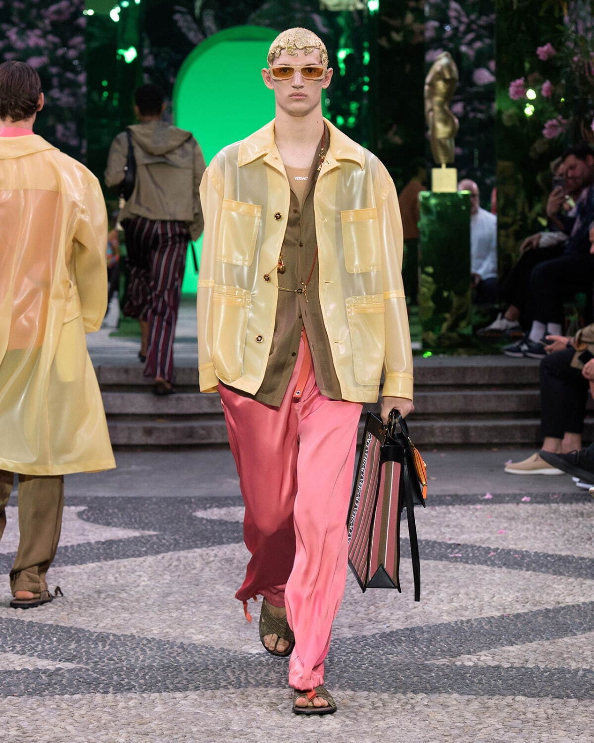 ヴェルサーチェ 2023年春夏メンズコレクション、対照的な組み合わせで