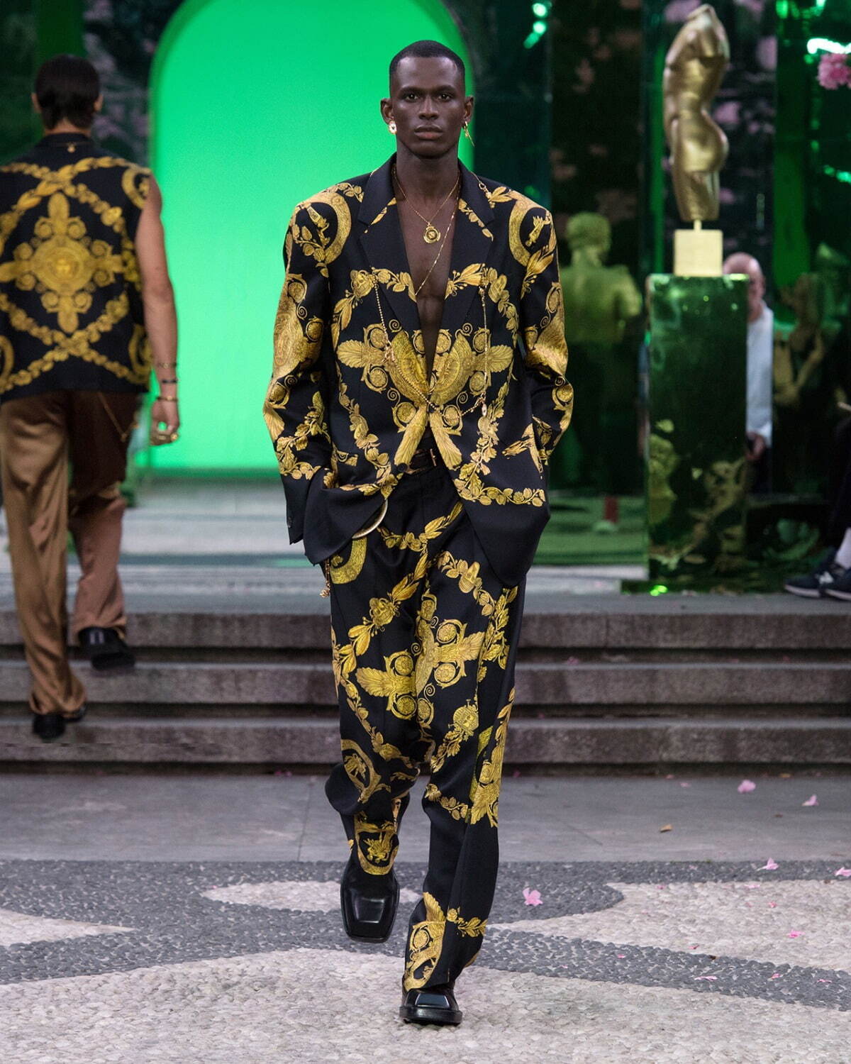 写真42/42｜ヴェルサーチェ(VERSACE) 2023年春夏メンズコレクション ...