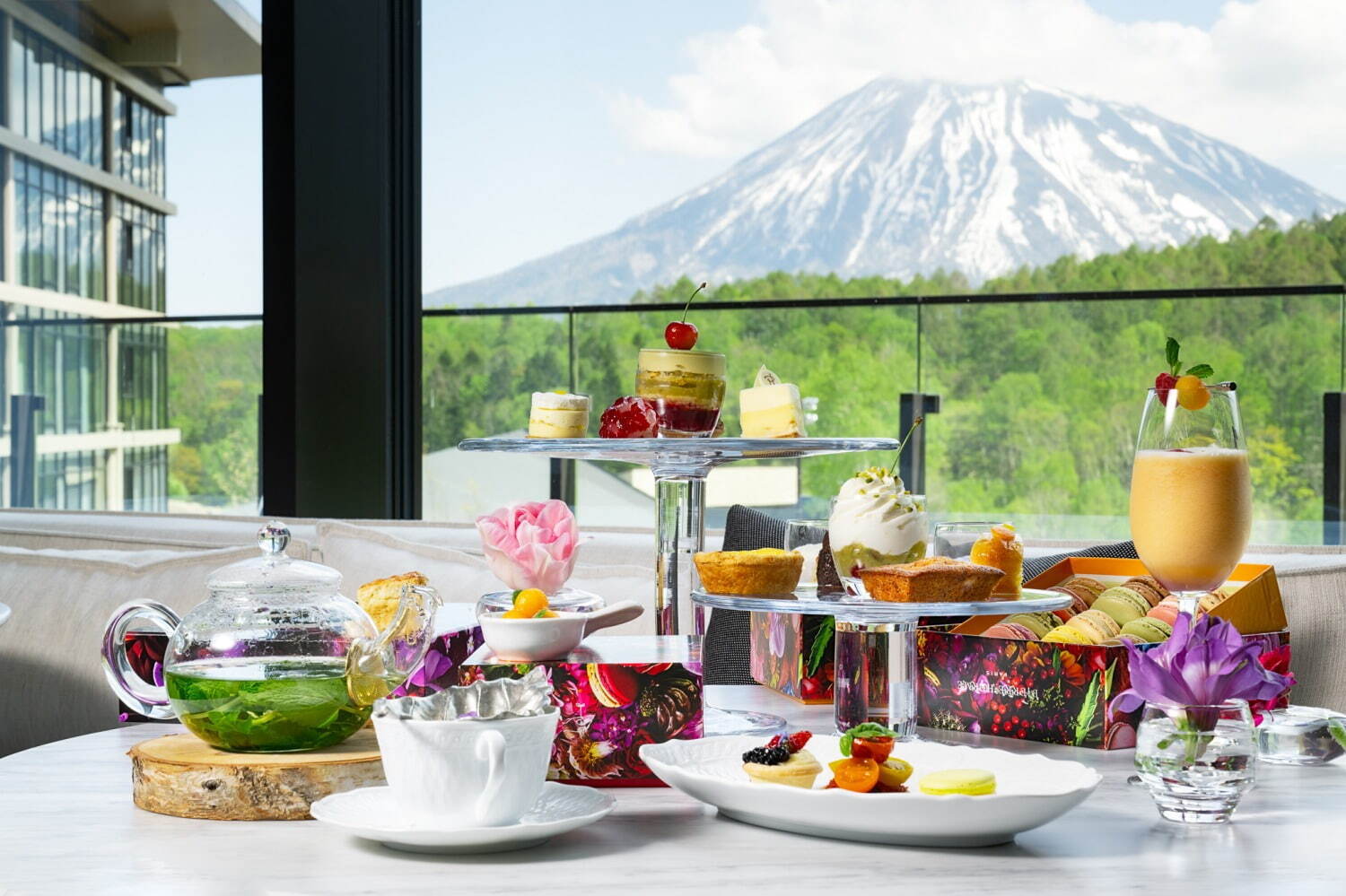 ピエール・エルメ・パリの夏アフタヌーンティー”北海道食材”スイーツなどパーク ハイアット ニセコで｜写真1