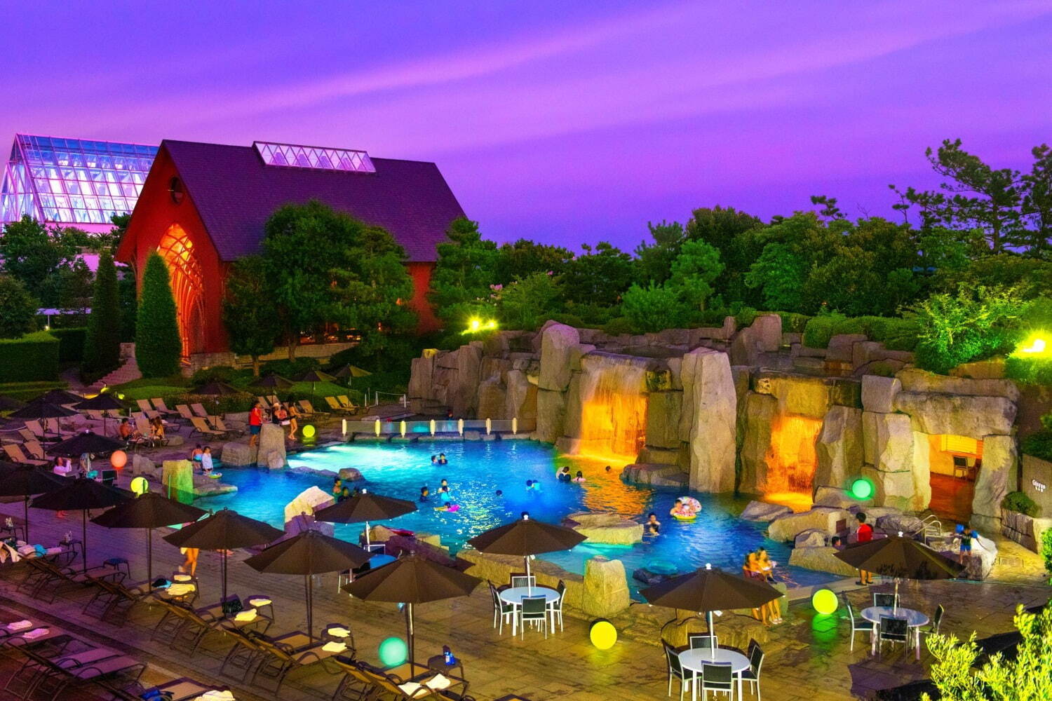 シェラトン・グランデ・トーキョーベイ・ホテルの夏限定野外プール、夜は幻想的なナイトプールに｜写真2