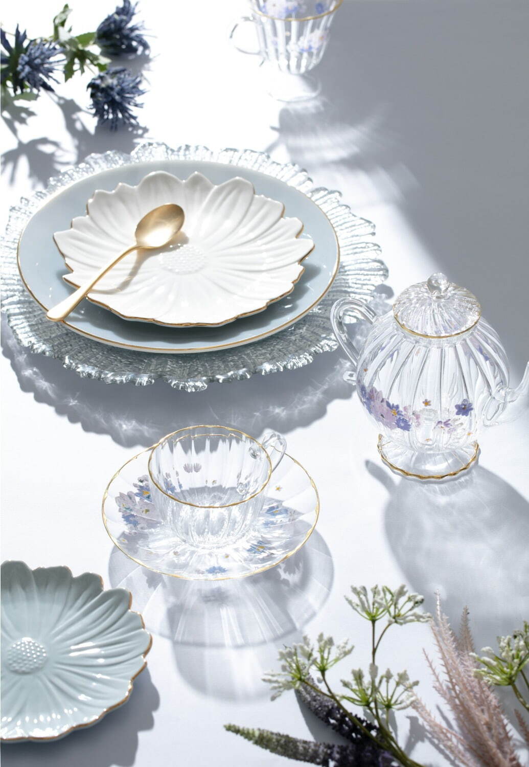 フランフラン“フラワーモチーフ”の新作テーブルウェア、透明感ガラスの花柄マグやプレート｜写真2
