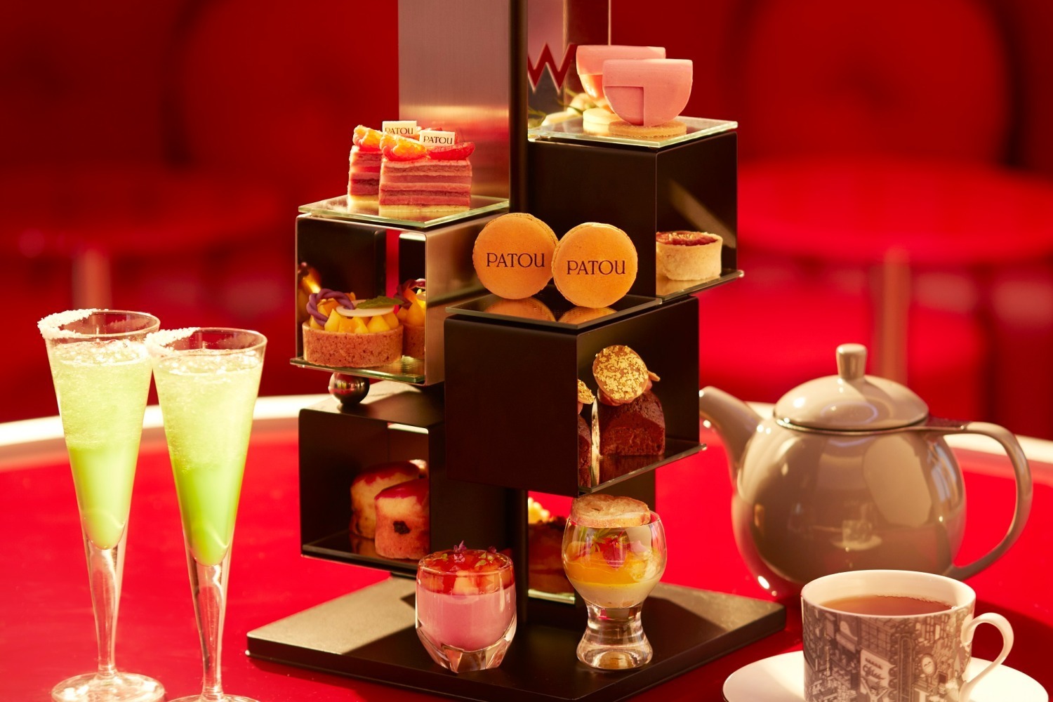W 大阪×パトゥの世界初コラボアフタヌーンティー、“食べるイヤリング”付きタルト＆バッグ型ムース