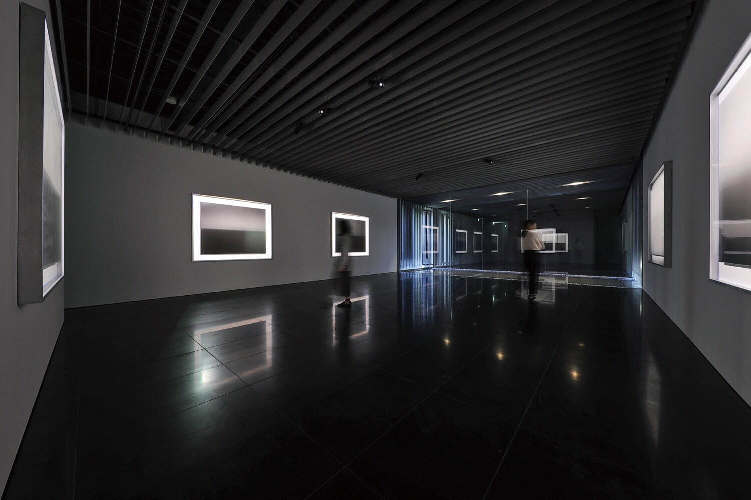 本館1階 水盤越しに向かい合う2つのギャラリー(2017年撮影)