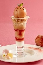 「フルーツパフェフェア」大阪・京都ほか6ホテルで、丸ごと白桃＆大粒ぶどうのパフェ｜写真5