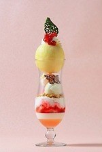 「フルーツパフェフェア」大阪・京都ほか6ホテルで、丸ごと白桃＆大粒ぶどうのパフェ｜写真2