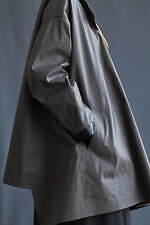 Y's×マッキントッシュの限定レインコート - 防水透湿素材で仕立てたリバーシブルコート｜写真5