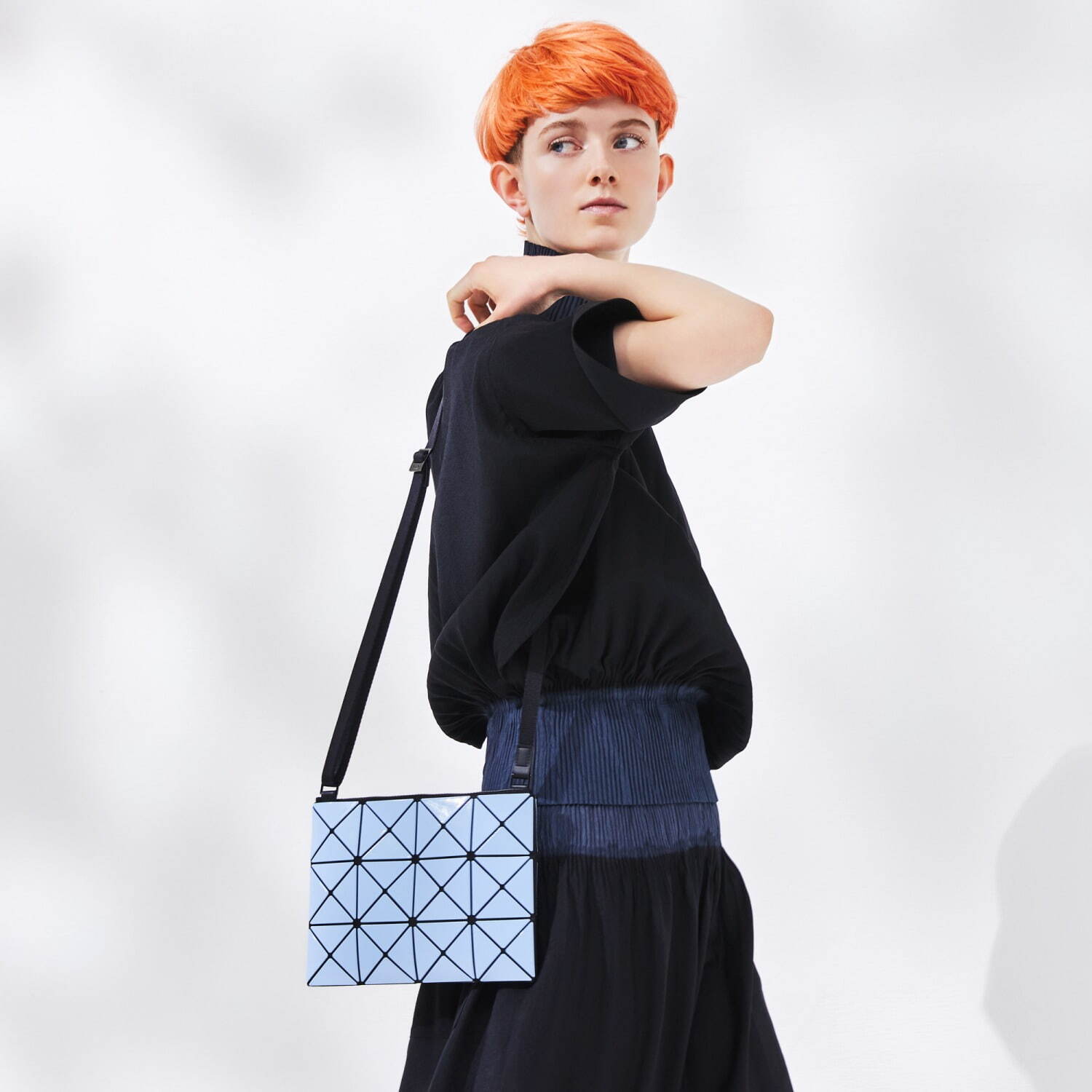 BAO BAO ISSEY MIYAKE“ダブルカラー”のバッグやカードケースなど｜写真24