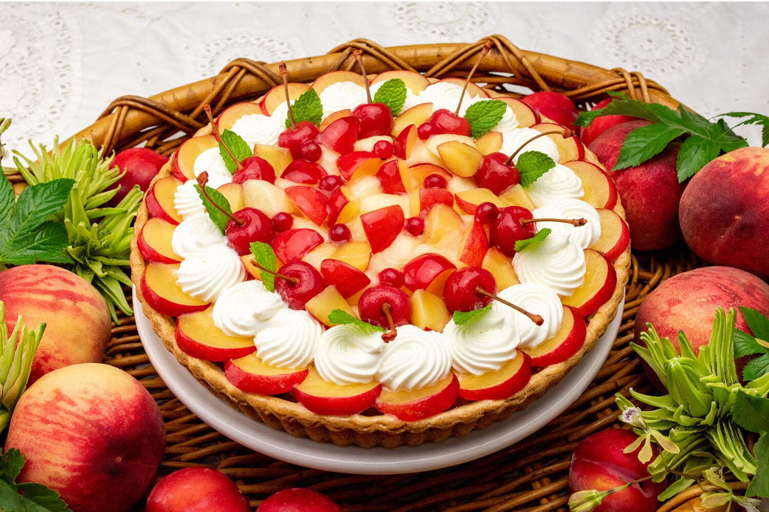 キル フェ ボン「プリンアラモード風」すもも＆桃タルト、ほろ苦カラメルソースやプリンと共に