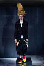 コム デ ギャルソン・オム プリュス 2023年春夏コレクション、別世界へといざなう道化師たち｜写真2