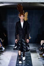 コム デ ギャルソン・オム プリュス 2023年春夏コレクション、別世界へといざなう道化師たち｜写真3