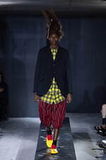 コム デ ギャルソン・オム プリュス 2023年春夏コレクション、別世界へといざなう道化師たち｜写真5