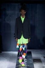 コム デ ギャルソン・オム プリュス 2023年春夏コレクション、別世界へといざなう道化師たち｜写真7