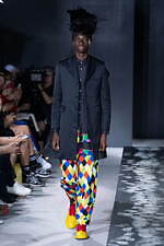 コム デ ギャルソン・オム プリュス 2023年春夏コレクション、別世界へといざなう道化師たち｜写真14