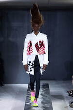 コム デ ギャルソン・オム プリュス 2023年春夏コレクション、別世界へといざなう道化師たち｜写真28