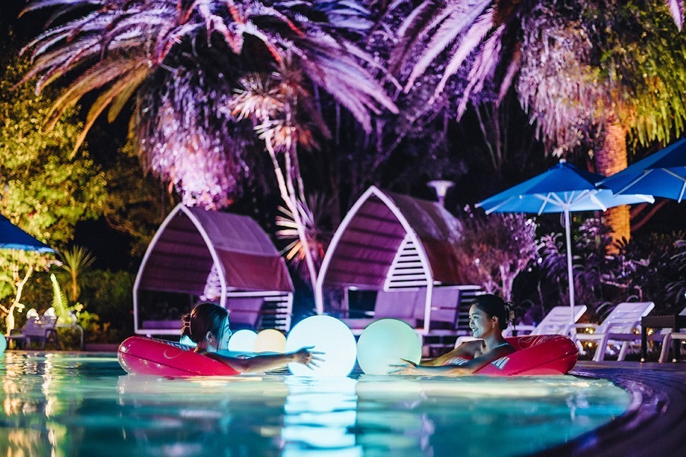 ナイトプール｜ホテルニューオータニ幕張“南国リゾート”ムードを楽しめるナイトプール、DJナイトも