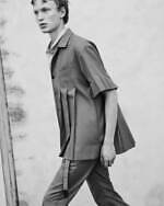 sacai 2023年春夏メンズコレクション、端正な装いに遊びを効かせて｜写真22