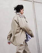 sacai 2023年春夏メンズコレクション、端正な装いに遊びを効かせて｜写真31