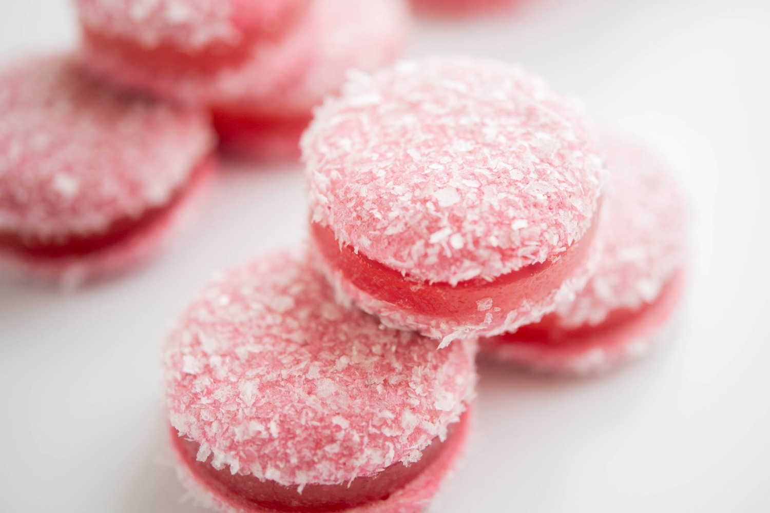 ギモーヴ｜ピエール・エルメ「イスパハン」新感覚の和洋菓子に、“しゃり、ふわ、ぷるん”食感スイーツが藤い屋から