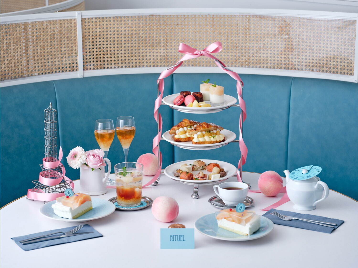 「リチュエル カフェ」ルミネ新宿店の夏限定ピーチアフタヌーンティー、桃尽くしのスイーツ＆セイボリー｜写真1