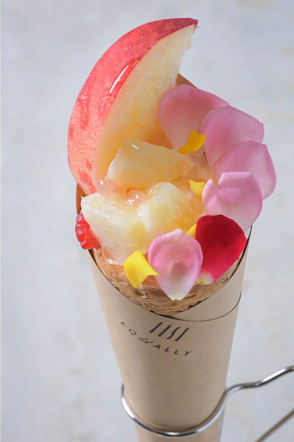 青山のクレープ専門店「イクアリー」優雅な香りの薔薇と旬の桃を頬張る限定クレープ｜写真3