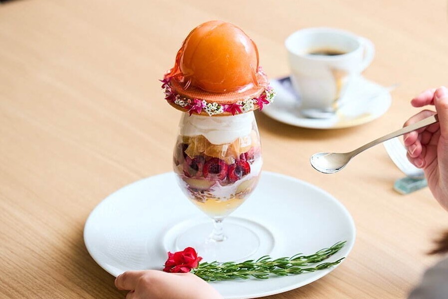 パルフェ｜ザ・サウザンド キョウトのランチコース「桃ランチ会」ジューシー桃”まるごと”贅沢パフェ