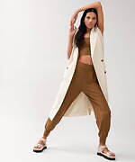 コラム ダンスキン“大人カワイイ”アクティブウェア、街着にもOK“透け感”トップス＆スリットパンツ｜写真2