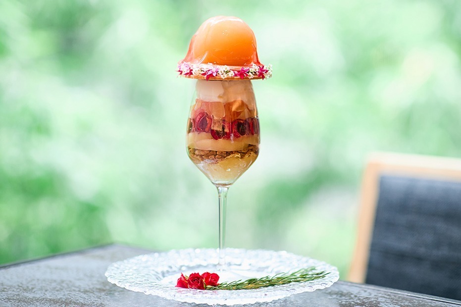 パルフェ｜ザ・サウザンド・キョウト“丸ごと桃2個”の限定パルフェ、バニラアイスやチェリーなど8層仕立て