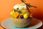 シャングリ・ラ 東京の夏季限定「メロンかき氷」果汁100％のメロンジュース氷をメロンの器に