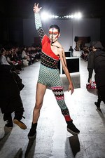 山本寛斎の復活コレクションが伊勢丹新宿の初売りに！デヴィッド・ボウイの衣装のレプリカも展示｜写真6