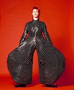 山本寛斎の復活コレクションが伊勢丹新宿の初売りに！デヴィッド・ボウイの衣装のレプリカも展示｜写真46