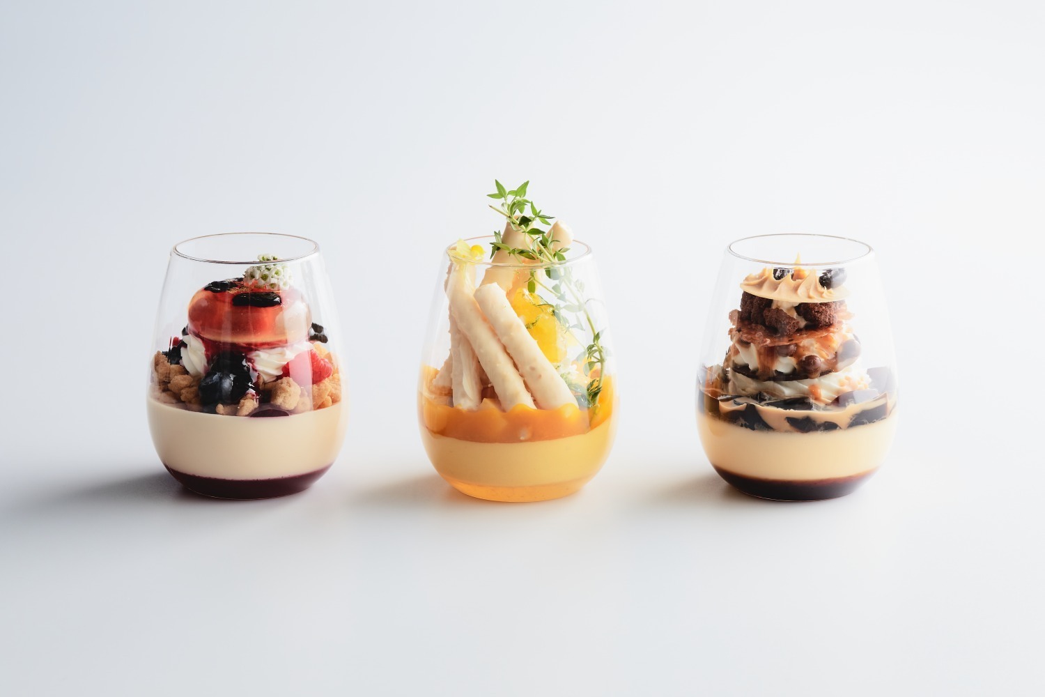 パルフェ｜自由が丘モンサンクレール“美しい断面”「パルフェヴェリーヌ」パティシエ辻口による夏のグラスデザート