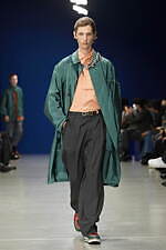 カラー 2023年春夏ウィメンズ＆メンズコレクション - わずかな歪みを内包し、順応するバランス｜写真15