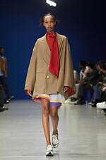 カラー 2023年春夏ウィメンズ＆メンズコレクション - わずかな歪みを内包し、順応するバランス｜写真21