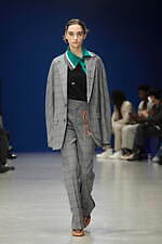 カラー 2023年春夏ウィメンズ＆メンズコレクション - わずかな歪みを内包し、順応するバランス｜写真25