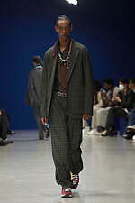 カラー 2023年春夏ウィメンズ＆メンズコレクション - わずかな歪みを内包し、順応するバランス｜写真30