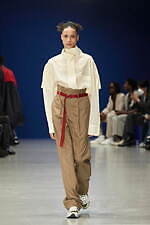 カラー 2023年春夏ウィメンズ＆メンズコレクション - わずかな歪みを内包し、順応するバランス｜写真44