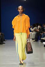 カラー 2023年春夏ウィメンズ＆メンズコレクション - わずかな歪みを内包し、順応するバランス｜写真48