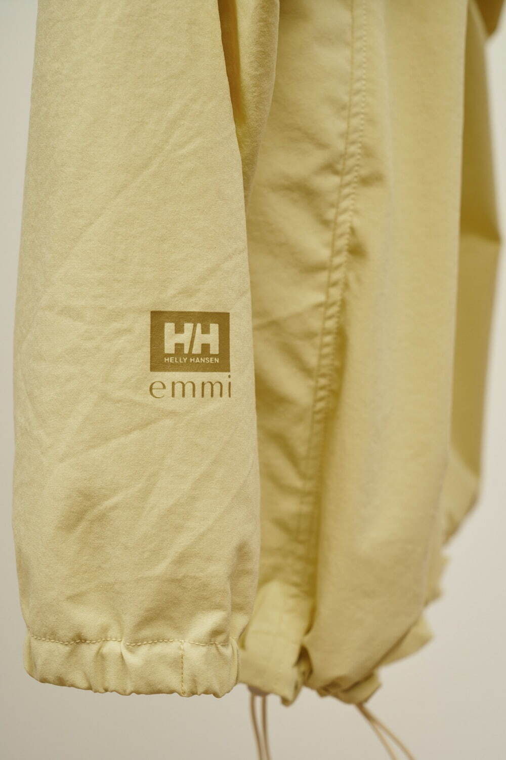 エミ×ヘリー・ハンセン、夏のアウトドアで活躍するコラボパーカー＆スカート｜写真3