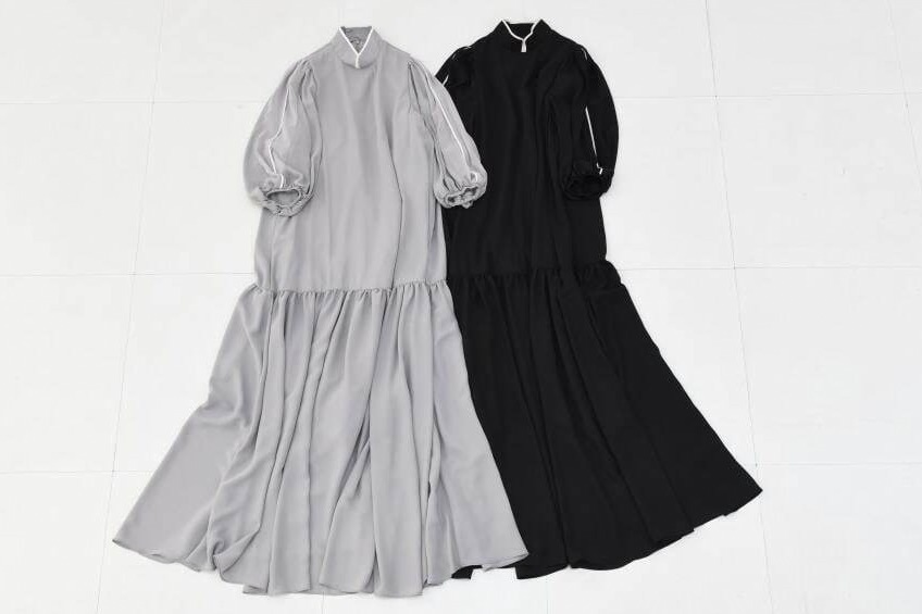 アウラアイラ“チャイナカラー”の新作ワンピース、透け感シフォンスリーブ＆リボンベルト付き